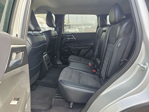 Used 2025 Mitsubishi Outlander SE image 16