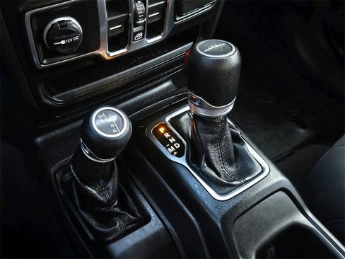 Used 2022 Jeep Gladiator Sport image 17