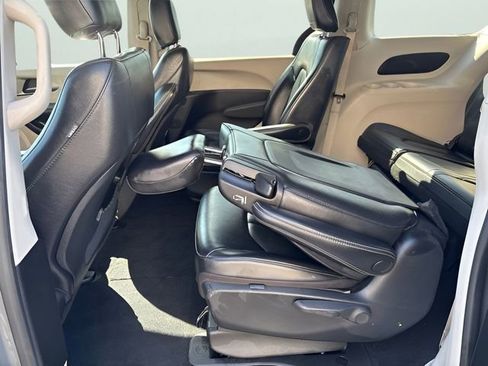 Used 2022 Chrysler Pacifica Touring-L FWD image 34