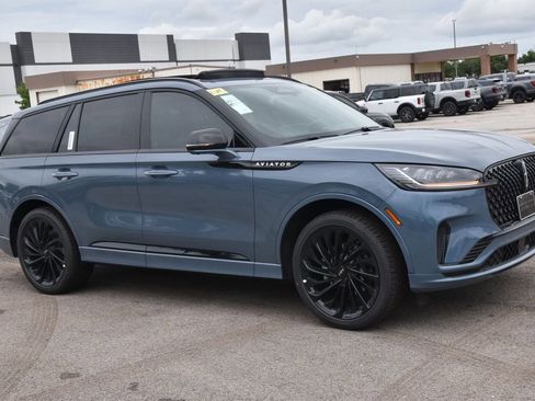 New 2026 Lincoln Aviator Reserve w/ Jet Appearance Package RWD image 4
