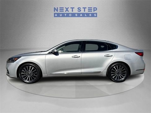 Used 2017 Kia Cadenza Premium image 4