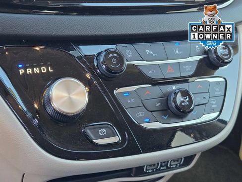 Used 2023 Chrysler Pacifica Touring-L FWD image 19