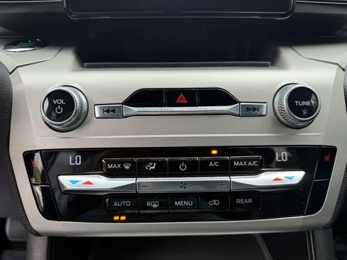 Used 2021 Ford Explorer XLT image 28