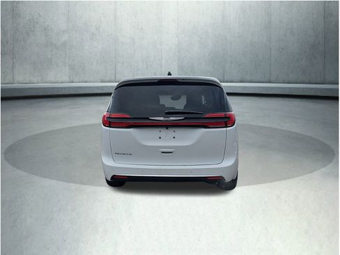 New 2026 Chrysler Pacifica Select image 4