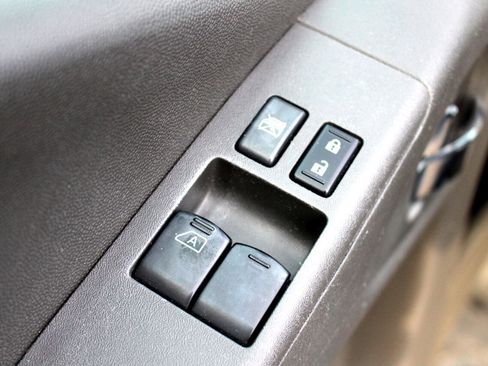 Used 2009 Nissan Frontier SE w/ SE Value Truck Pkg image 13