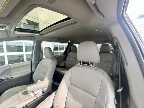 Used 2020 Toyota Sienna XLE FWD image 8