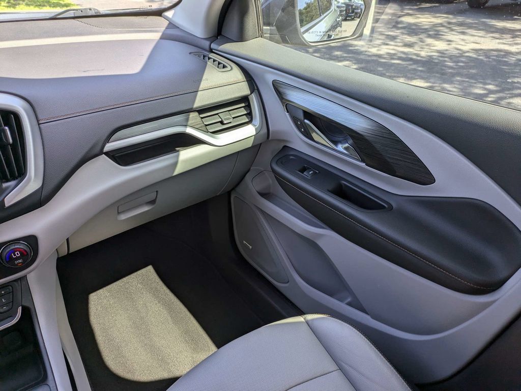 Certified 2024 Cadillac XT4 Luxury w/ Cold Weather Package FWD image 16