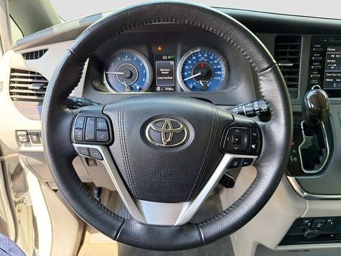 Used 2018 Toyota Sienna XLE Premium AWD/4WD image 12