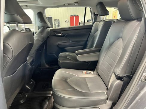 Used 2020 Toyota Highlander XLE image 18