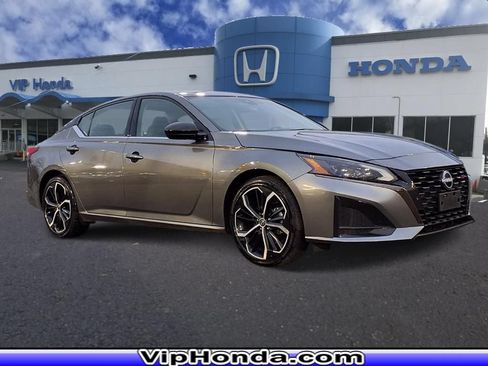 Used 2023 Nissan Altima 2.5 SR FWD image 1