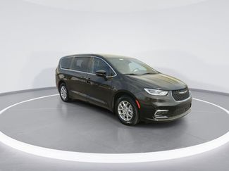 New 2026 Chrysler Pacifica Select video 2