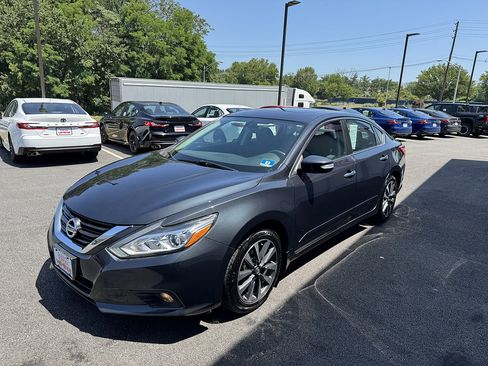 Used 2016 Nissan Altima 2.5 SV w/ Convenience Package FWD image 2