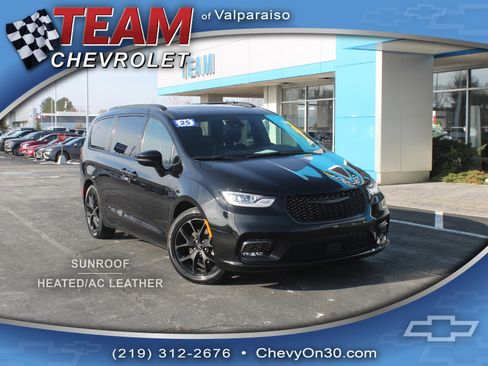 Used 2025 Chrysler Pacifica Limited image 1