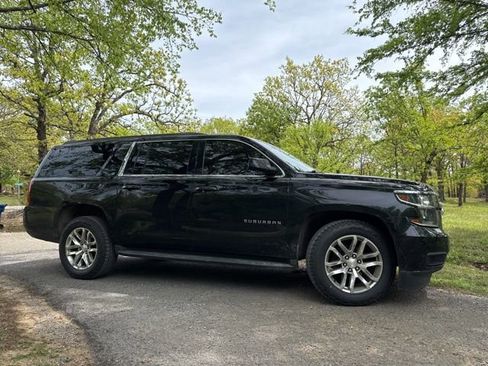 Used 2019 Chevrolet Suburban LT image 3