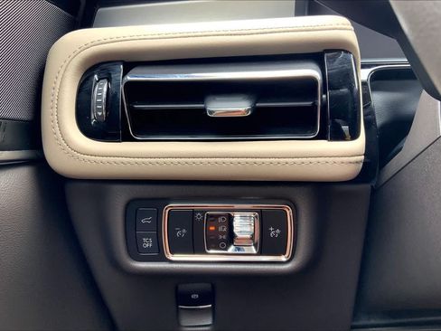 Used 2023 Lincoln Nautilus FWD w/ Premium Package image 32