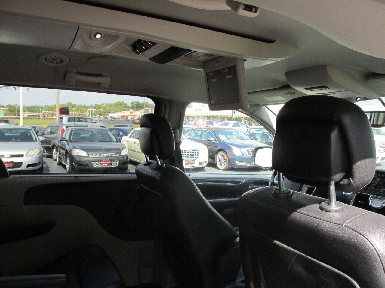 Used 2015 Chrysler Town & Country Touring w/ Driver Convenience Group FWD image 26