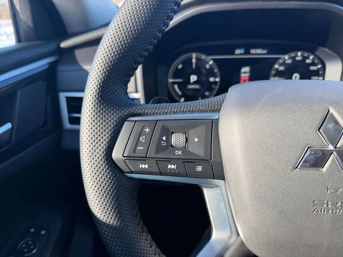 New 2025 Mitsubishi Outlander SE image 15