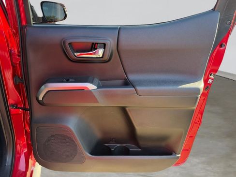 Used 2016 Toyota Tacoma TRD Sport w/ Towing Package image 39