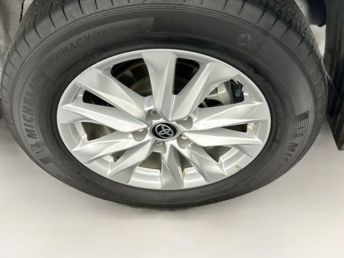 Used 2024 Toyota Corolla Cross LE w/ Moonroof Package FWD image 11