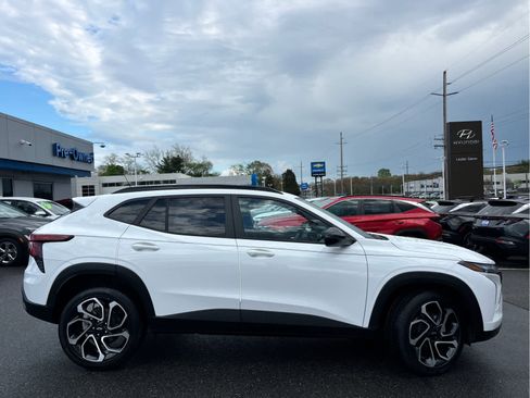 Certified 2025 Chevrolet Trax RS w/ Driver Confidence Package FWD image 4