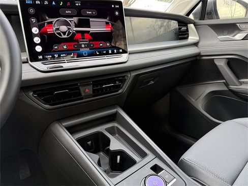 Certified 2025 Volkswagen Tiguan SE image 14