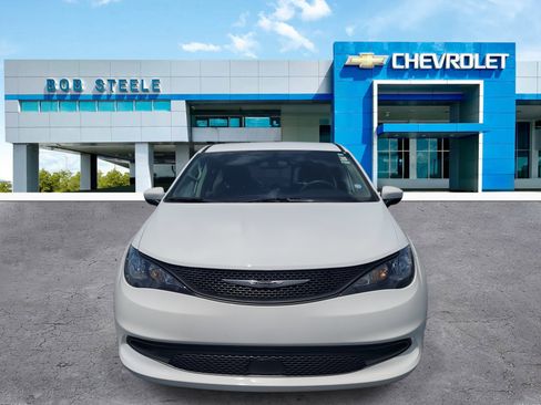 Used 2022 Chrysler Voyager LX image 2