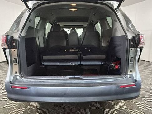 Used 2021 Toyota Sienna XLE FWD image 28