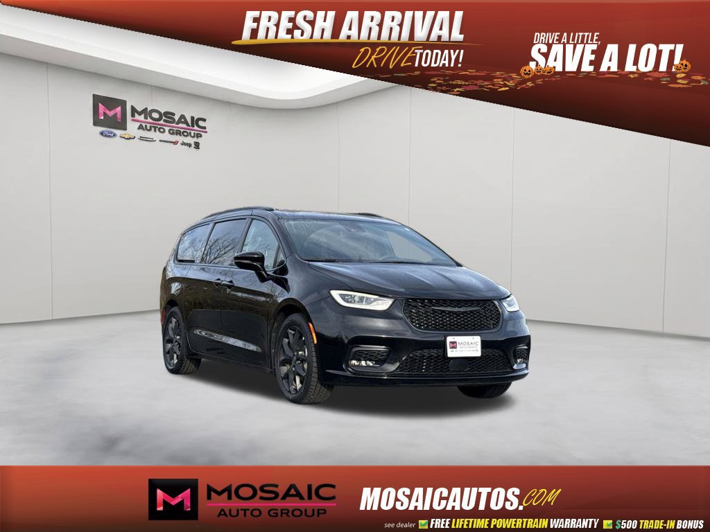 Used 2025 Chrysler Pacifica Limited FWD image 1