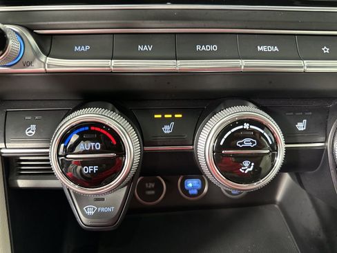 Used 2023 Genesis G70 2.0T image 18