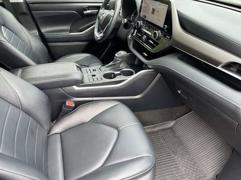 Used 2023 Toyota Highlander XLE AWD/4WD image 24
