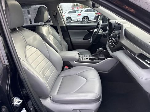 Used 2022 Toyota Highlander XLE image 12