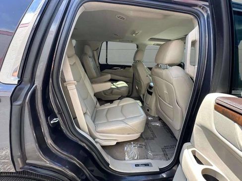 Used 2017 Cadillac Escalade Luxury image 11