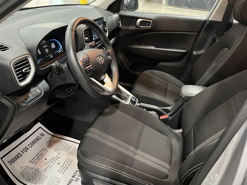 Used 2025 Hyundai Venue SEL FWD image 9