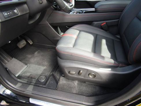 Used 2024 Chevrolet Traverse RS FWD image 18
