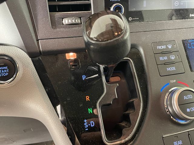 Used 2018 Toyota Sienna XLE Premium AWD/4WD image 9