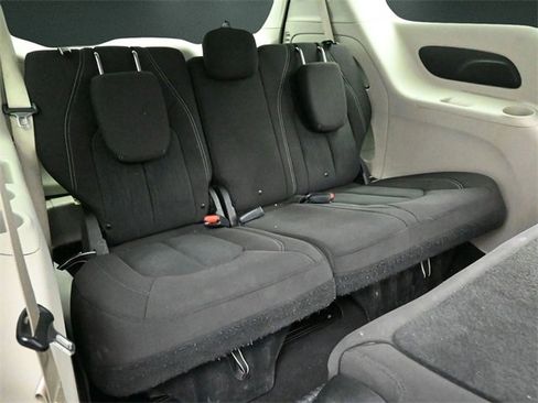 Used 2021 Chrysler Voyager L image 17