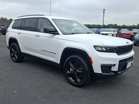 Used 2023 Jeep Grand Cherokee L Limited w/ Black Appearance Package AWD/4WD image 3