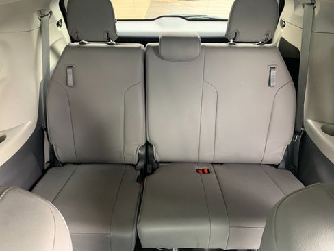 Used 2022 Toyota Sienna XLE AWD/4WD image 33