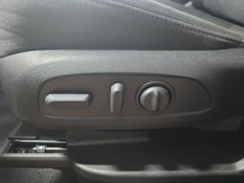 Used 2023 Chevrolet Traverse LT image 32