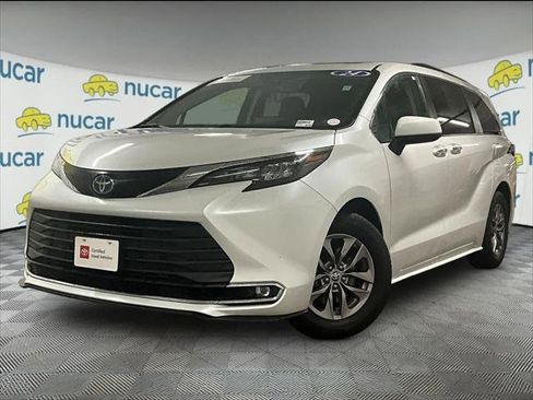 Used 2024 Toyota Sienna XLE image 3