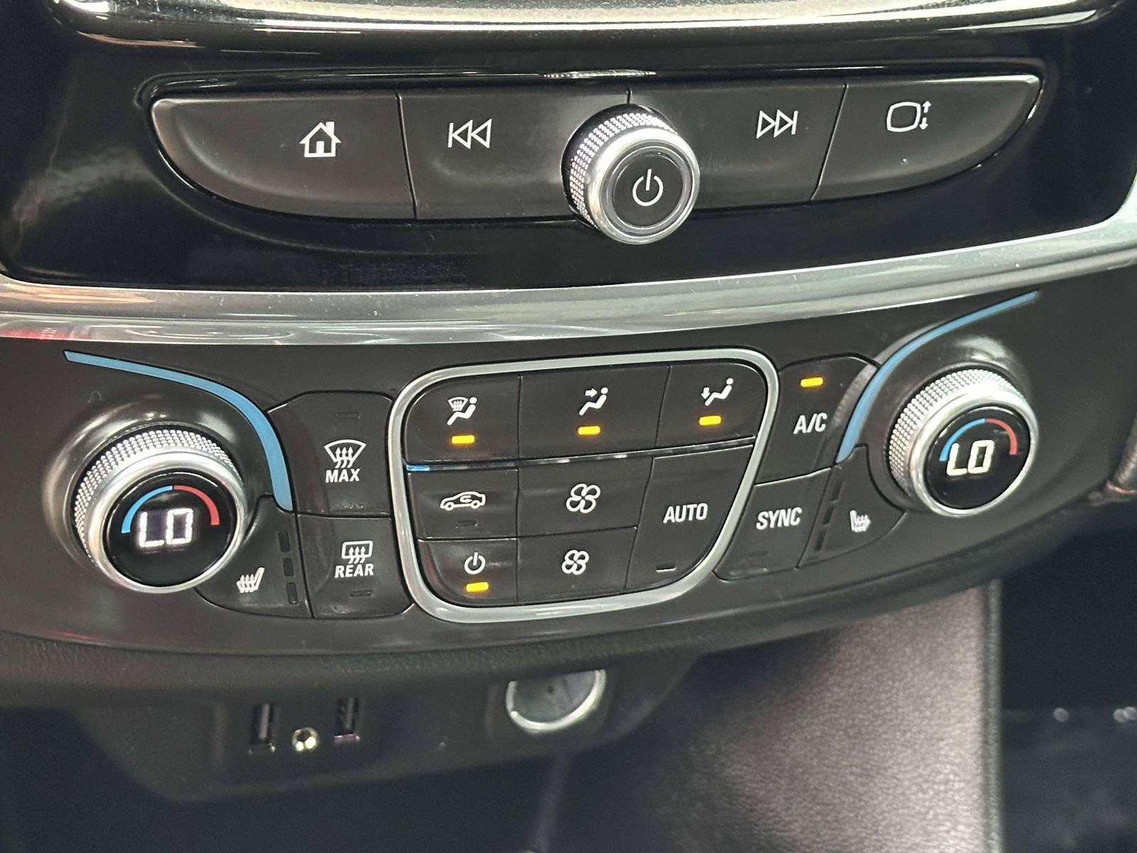 Used 2020 Chevrolet Traverse LT w/ Driver Confidence II Package AWD/4WD image 12