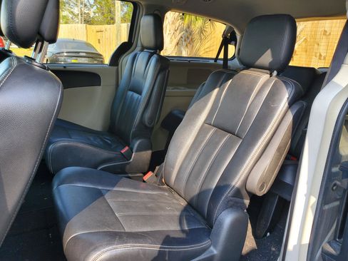 Used 2015 Chrysler Town & Country Touring image 21