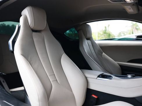 Used 2020 BMW i8 Coupe AWD/4WD image 19