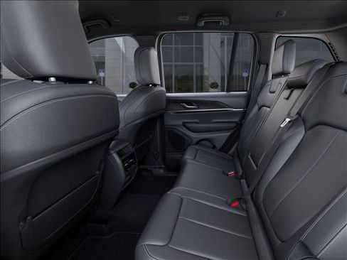 New 2025 Jeep Grand Cherokee Limited image 23