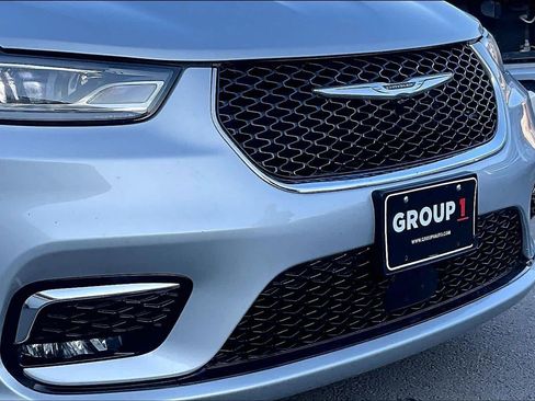 Used 2024 Chrysler Pacifica Touring-L image 29