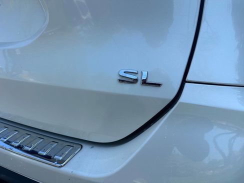 Used 2018 Nissan Rogue SL w/ Premium Package image 10