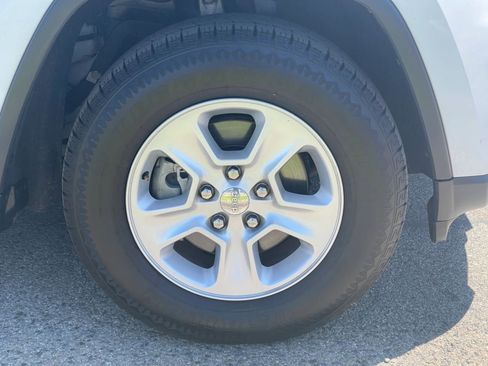 Used 2017 Jeep Grand Cherokee Laredo RWD image 32