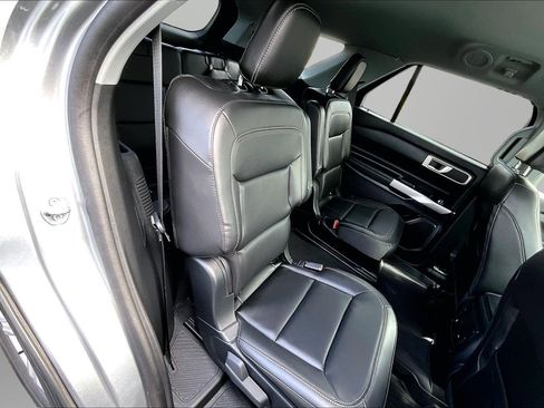 Used 2024 Ford Explorer XLT w/ Equipment Group 202A AWD/4WD image 17