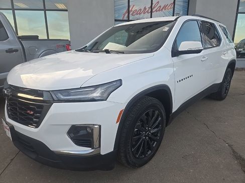 Used 2022 Chevrolet Traverse RS image 2