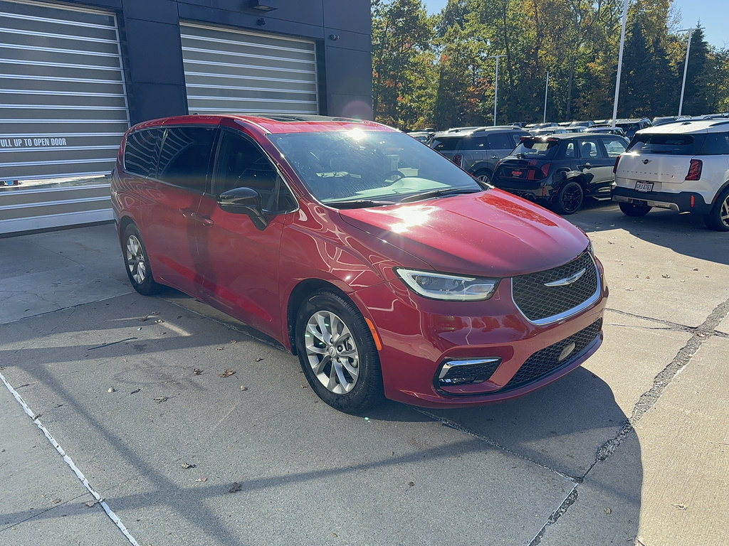 Used 2026 Chrysler Pacifica Limited FWD image 2